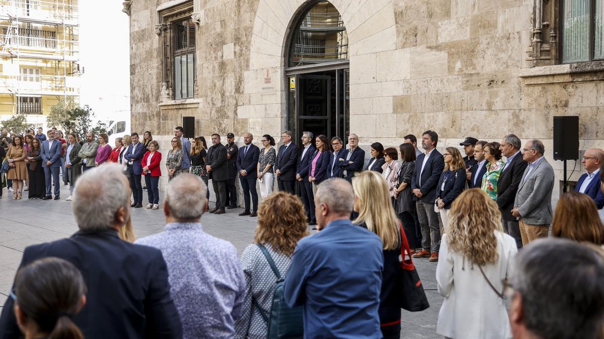 Concentración de repulsa en el Consell por el crimen machista de Alcoy.