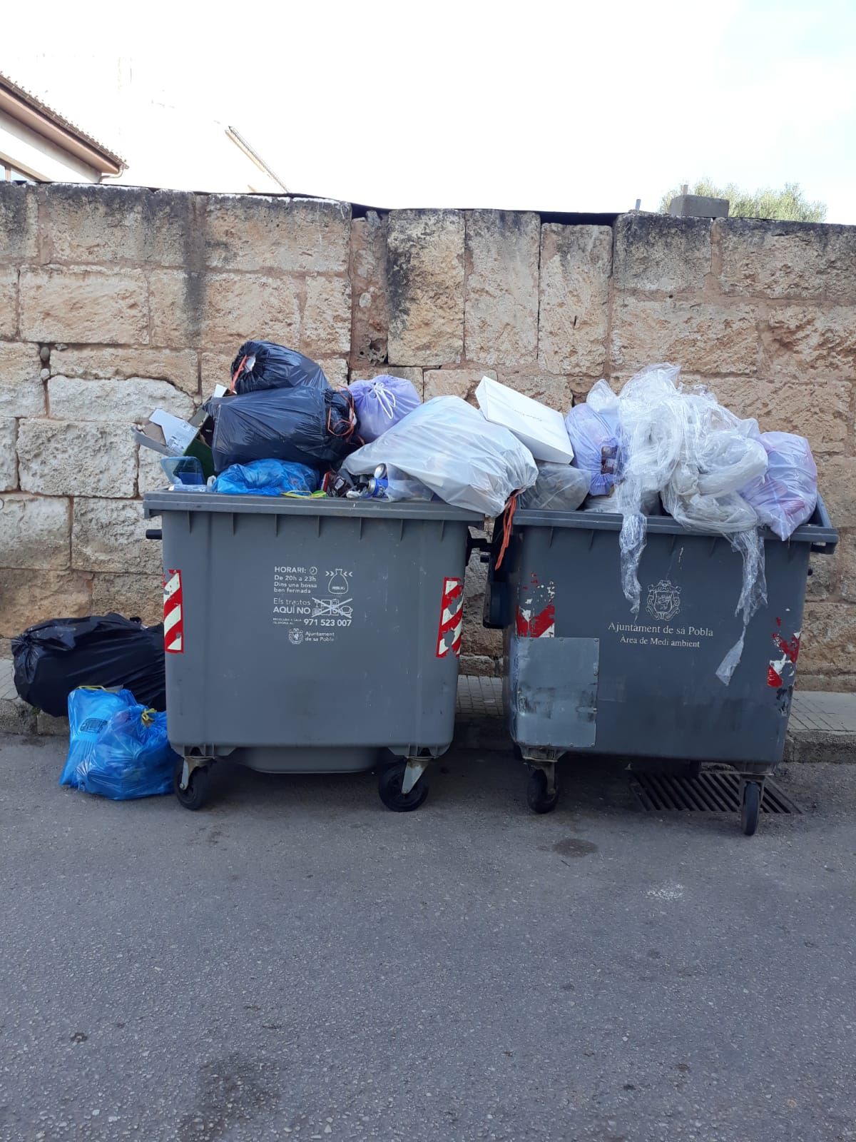 La basura ocupa las calles de Alcúdia y sa Pobla debido a la huelga