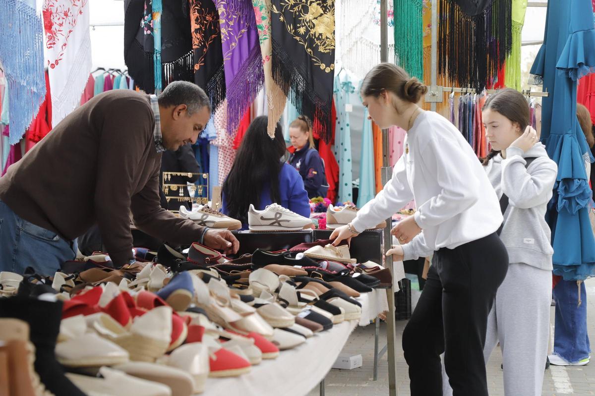 Un puesto de calzado en el mercadillo del Arenal.