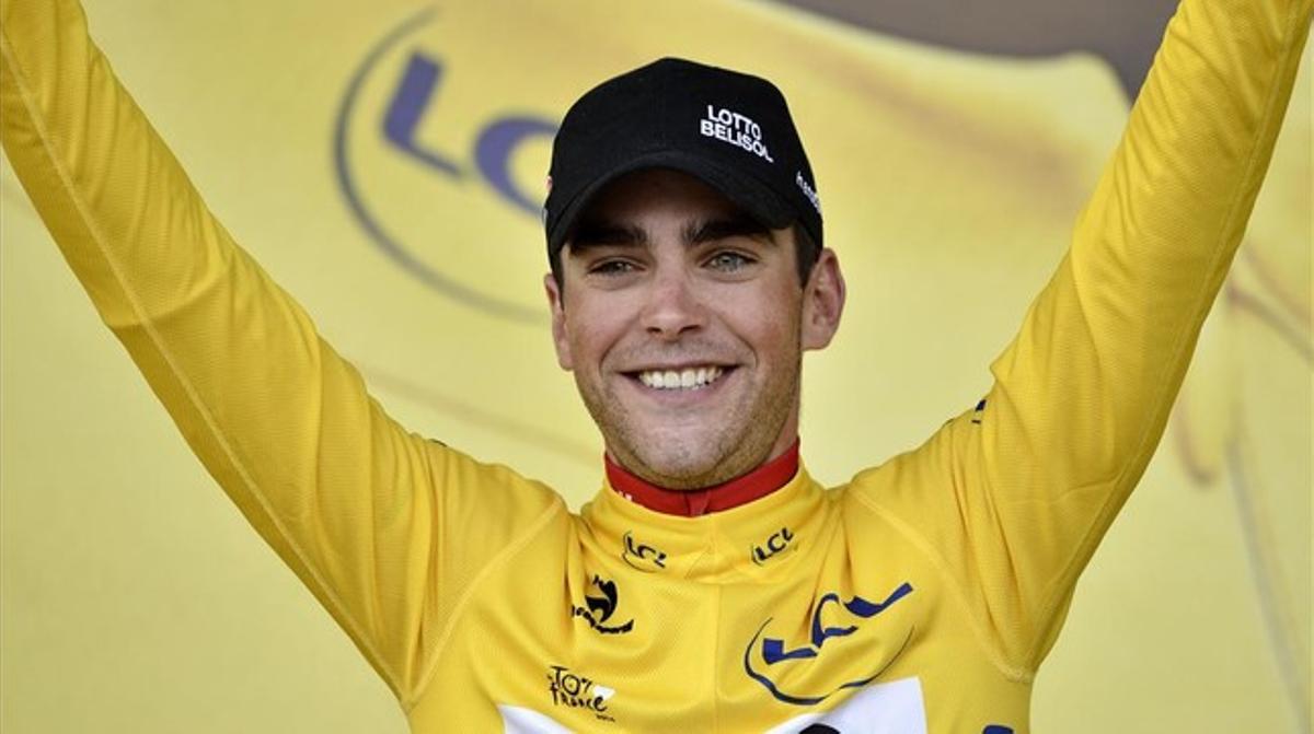 El ciclista francès del Lotto Tony Gallopin du el mallot groc al podi de Mulhouse.