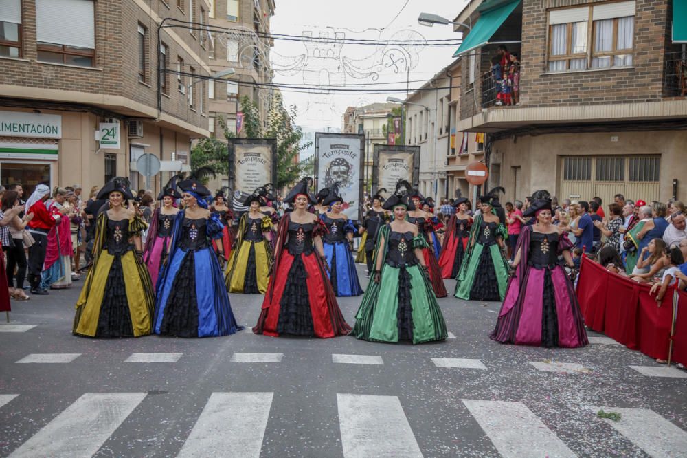 Más de 2.000 festeros participan en una vistosa Entrada de Moros y Cristianos que consigue llenar de público todas las calles de la capital de la Foia