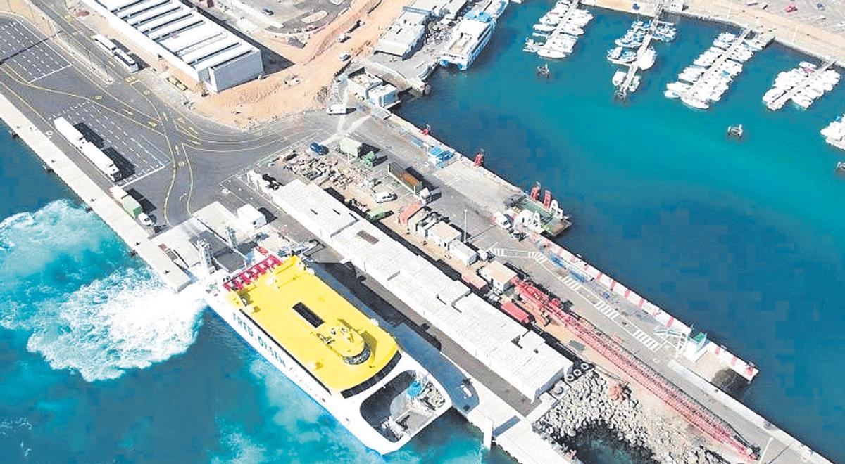 Un fastferry atraca en agosto de 2024 en el renovado puerto de Playa Blanca.