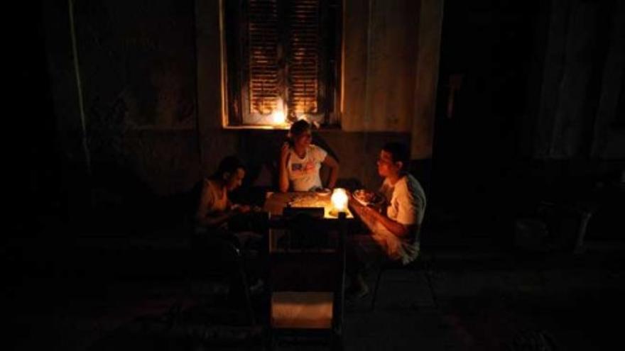 Un apagón deja sin luz a la mitad de Cuba