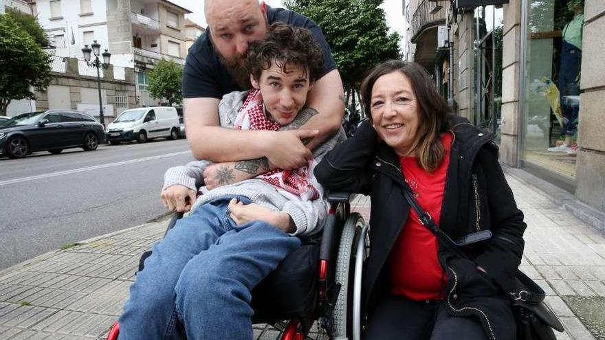 Xián Torres, con su madre Julia Mariño y su hermano Roi, en vísperas de su ingreso.