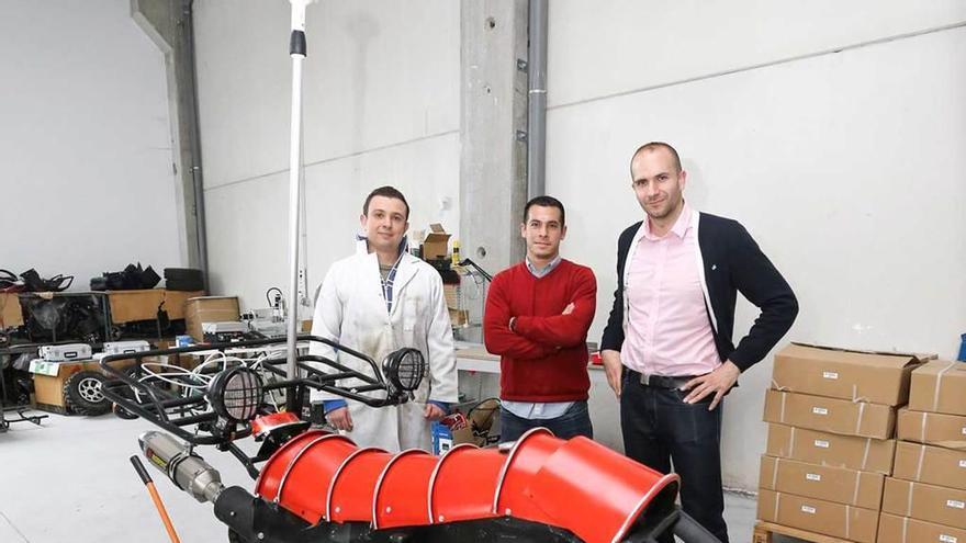 Por la izquierda, Omar Meshaines, Gonzalo Román y Fernando Llano, con el vehículo no tripulado que han fabricado.