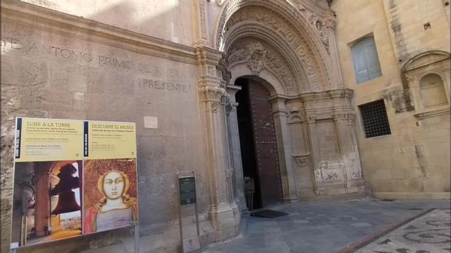 El Obispado estudia "cómo proceder" tras la orden de retirada de la inscripción sobre Primo de Rivera: hay que borrar el símbolo franquista sin dañar la Catedral de Murcia