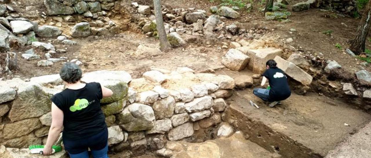 Trabajo arqueológico dentro de la estructura descubierta, con la puerta de 80 centímetros en arco. |  A.A.