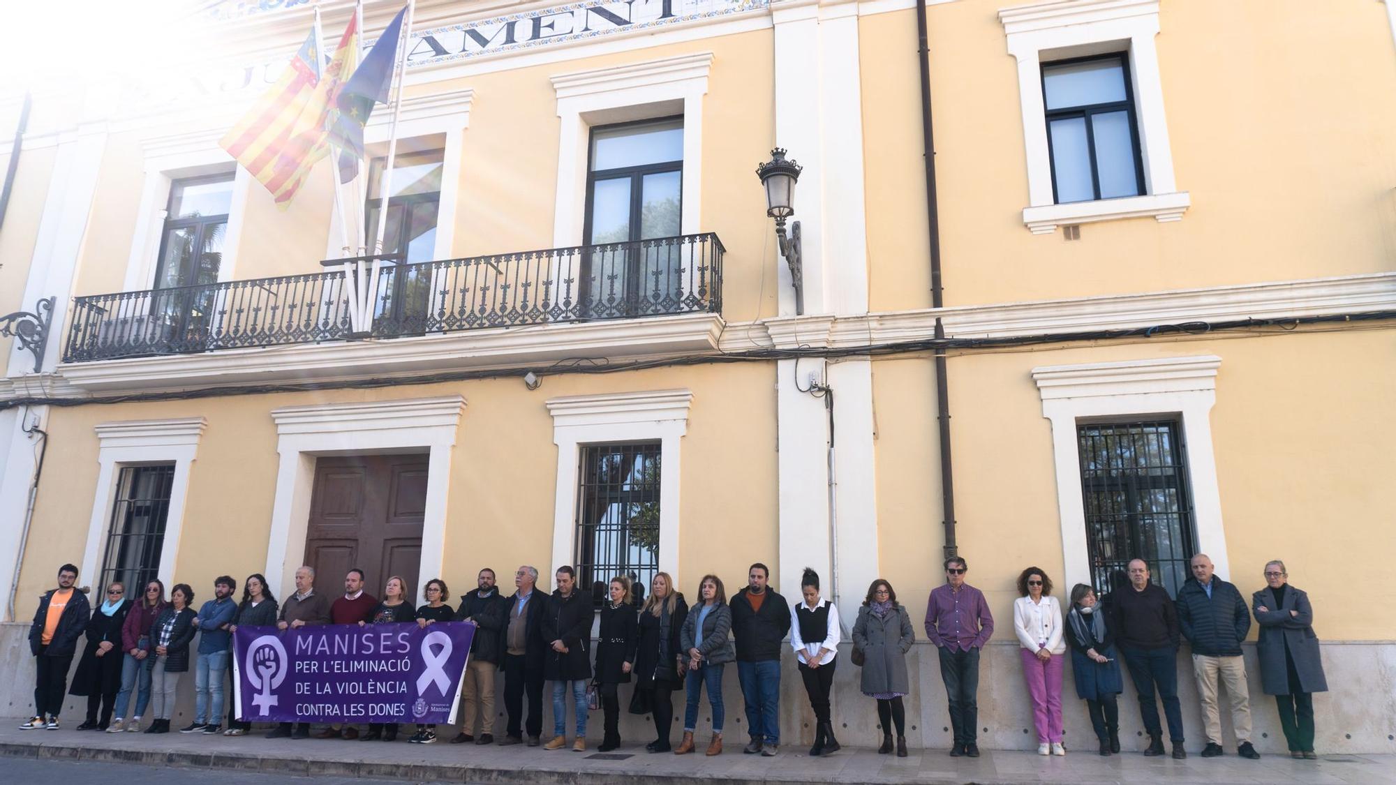 Manises. Miembros de la corporación local durante el minuto de silencio.