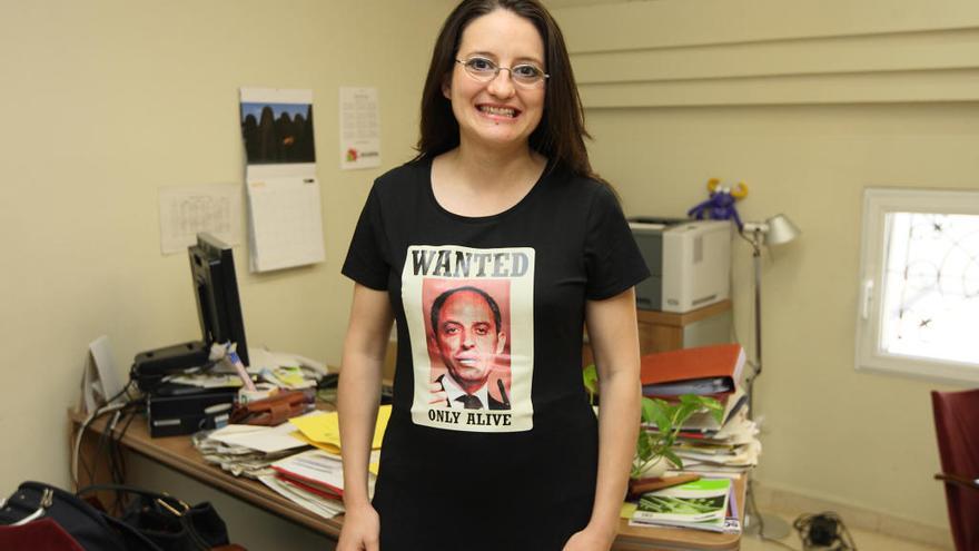 Mónica Oltra, con una de sus camisetas.