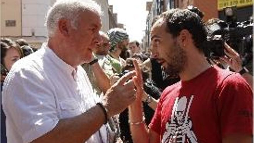 Cayo Lara, en plena discussió amb un dels &quot;indignats&quot;.