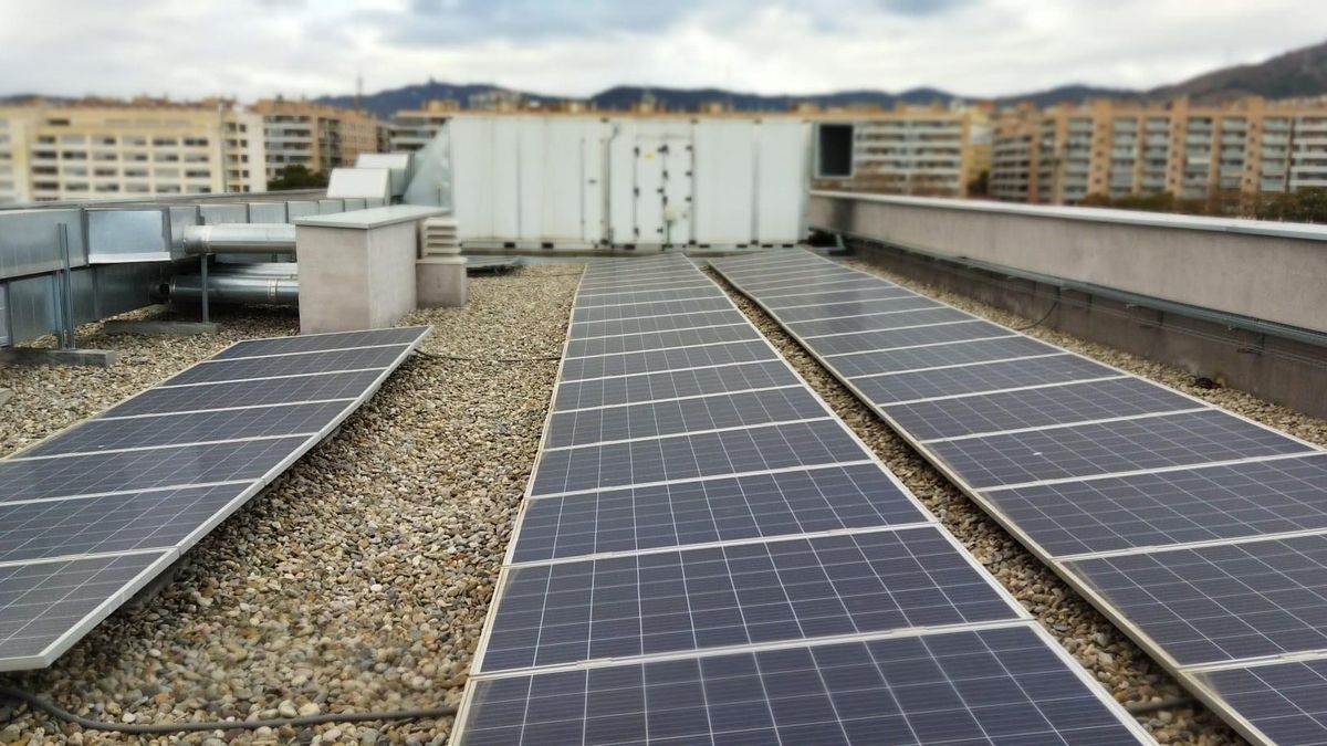 Placas solares en una azotea de una vivienda.