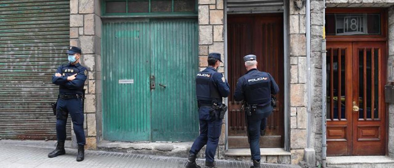 Agentes de Policía Nacional, ante un inmueble.