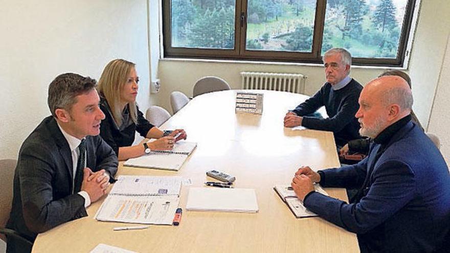 Elena Muñoz y Miguel Fidalgo, ayer, con los pensionistas. // FdV