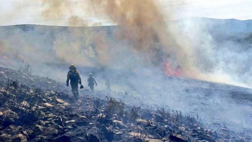 Bomberos de la BRIF de Laza actúan en el incendio de Tabazoa de Umoso, Viana do Bolo. // @BrifLaza