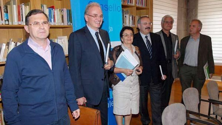 Campos, Maiz, Álvarez, Villares, Freixanes y Ríos, ayer, en el Consello da Cultura Galega. // Jorge Leal