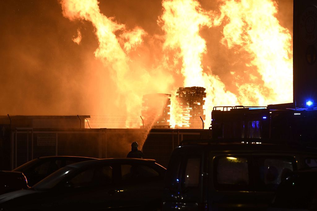 Estas son las imágenes que el aparatoso incendio de Puente Tocinos ha dejado este sábado