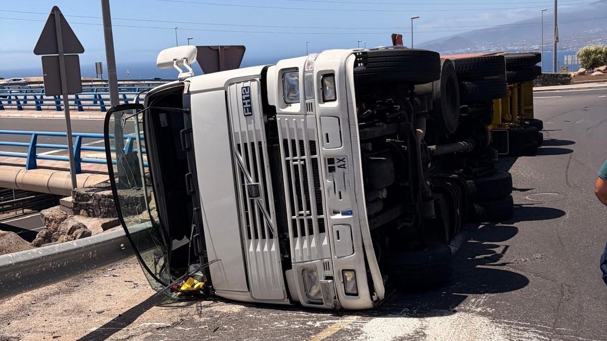 Vuelco de un camión en el Polígono La Campana