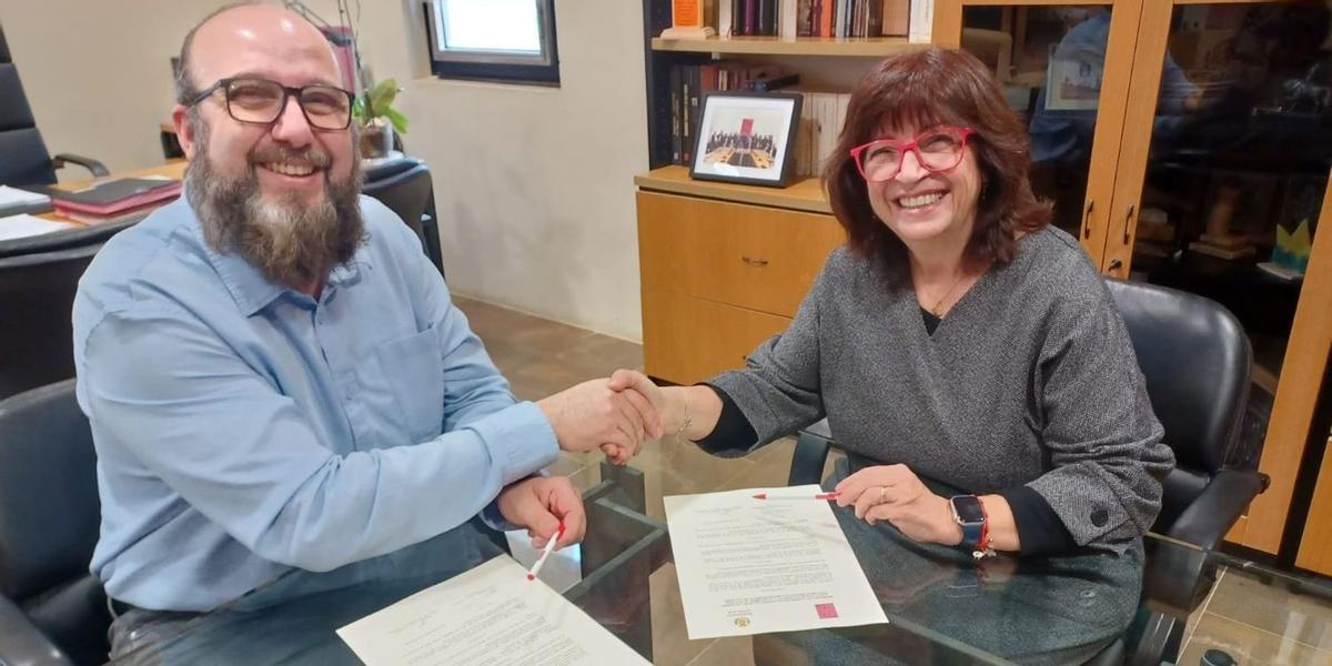 El edil Santi Cortells y la presidenta de la AVL, Verònica Cantó, estrechan las manos tras rubricar la prórroga del convenio entre la institución autonómica y el Ayuntamiento de Vila-real,