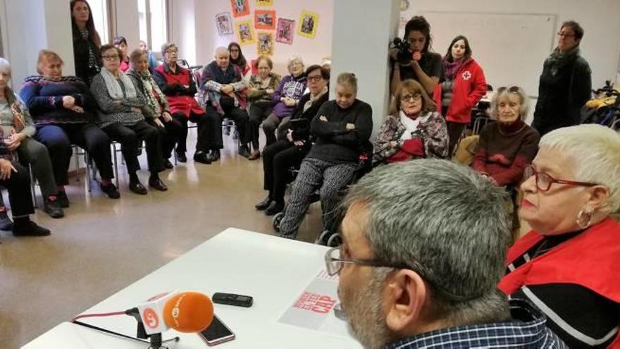 Miquel Riera i Victòria Bohigas, en primer terme, amb tècniques, col·laboradores i usuàries de Creu Roja