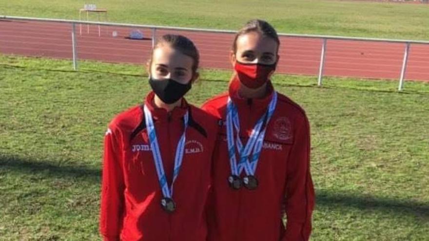 Natalia e Iria Rivas, esta mañana, con las medallas conquistadas en el Gallego de Marcha en Pista celebrado en Pontevedra