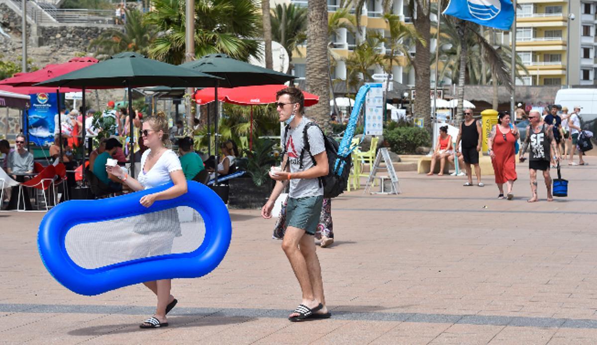 Dos turistas pasean por las calles de Playa del Inglés.