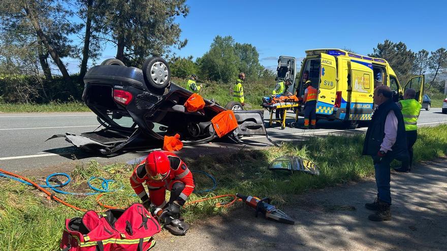 Vuelca un turismo en la PO-533