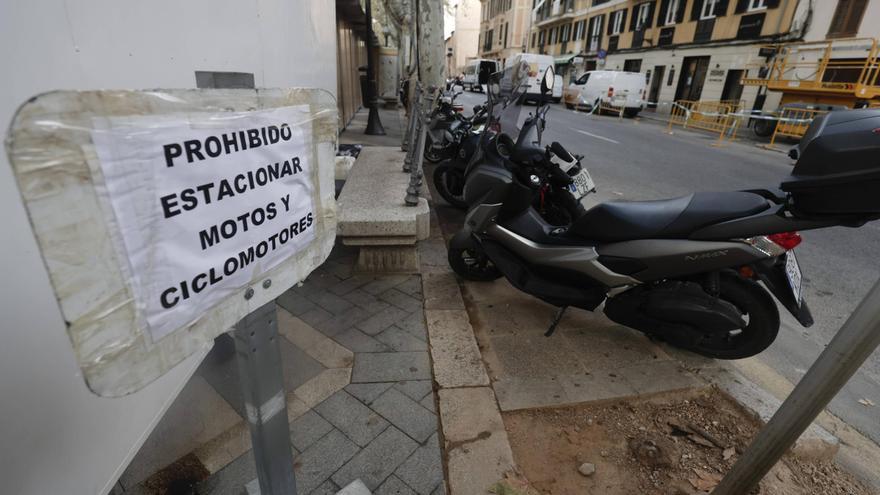 La Policía de Palma empieza a multar las motos aparcadas en la zona central de la Rambla de Palma
