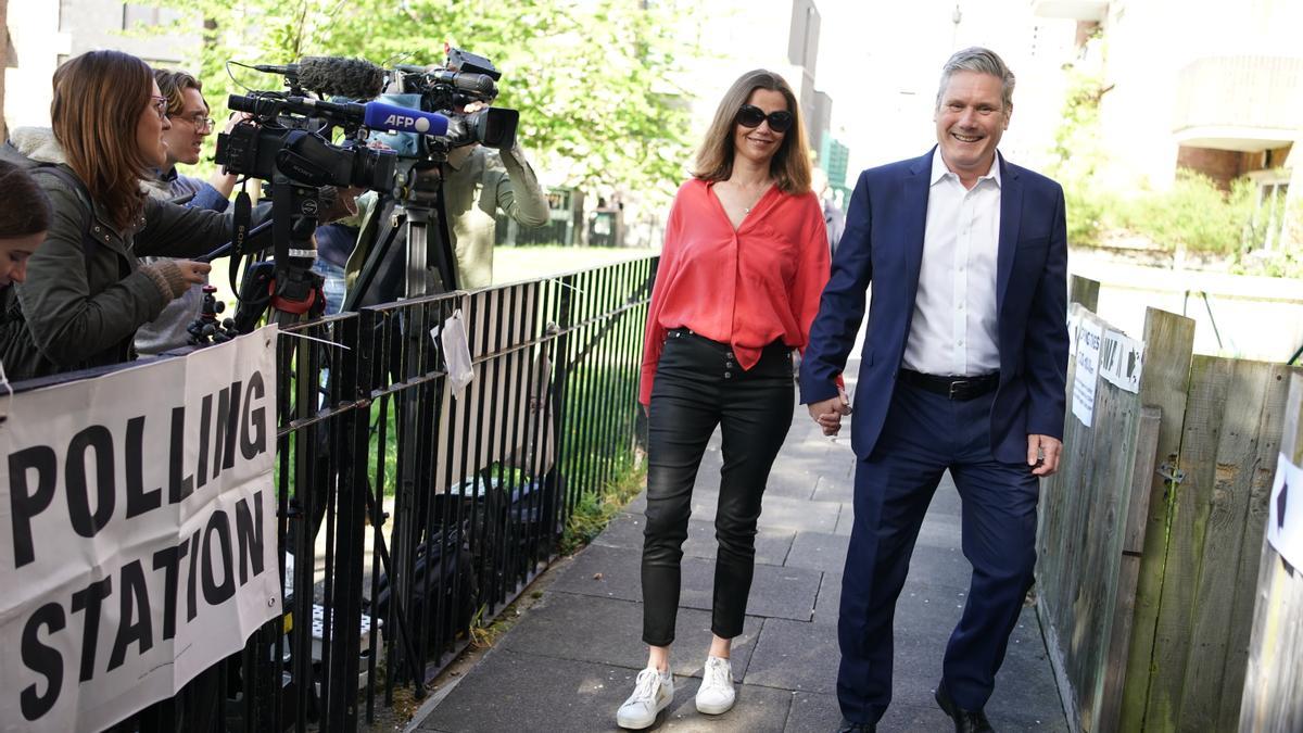 Keir Starmer, líder del Partido Laborista, acude a votar.