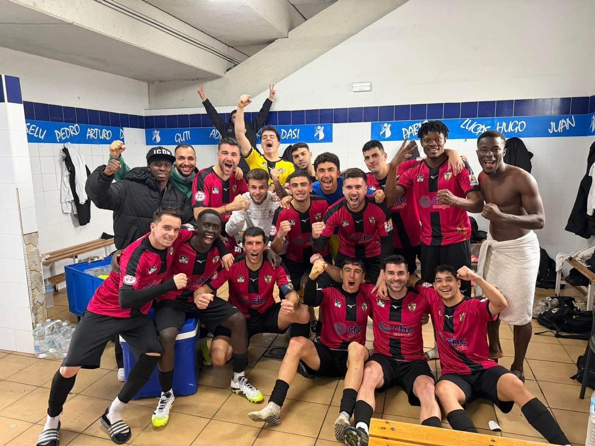 El CD Pozoblanco celebra la victoria ante el Castilleja.