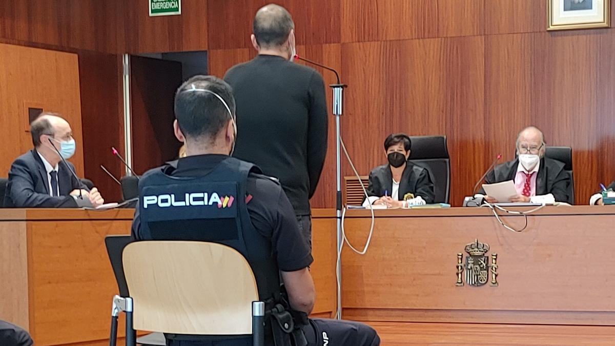 El acusado, de pie, durante la vista oral esta mañana en la Audiencia de Zaragoza.