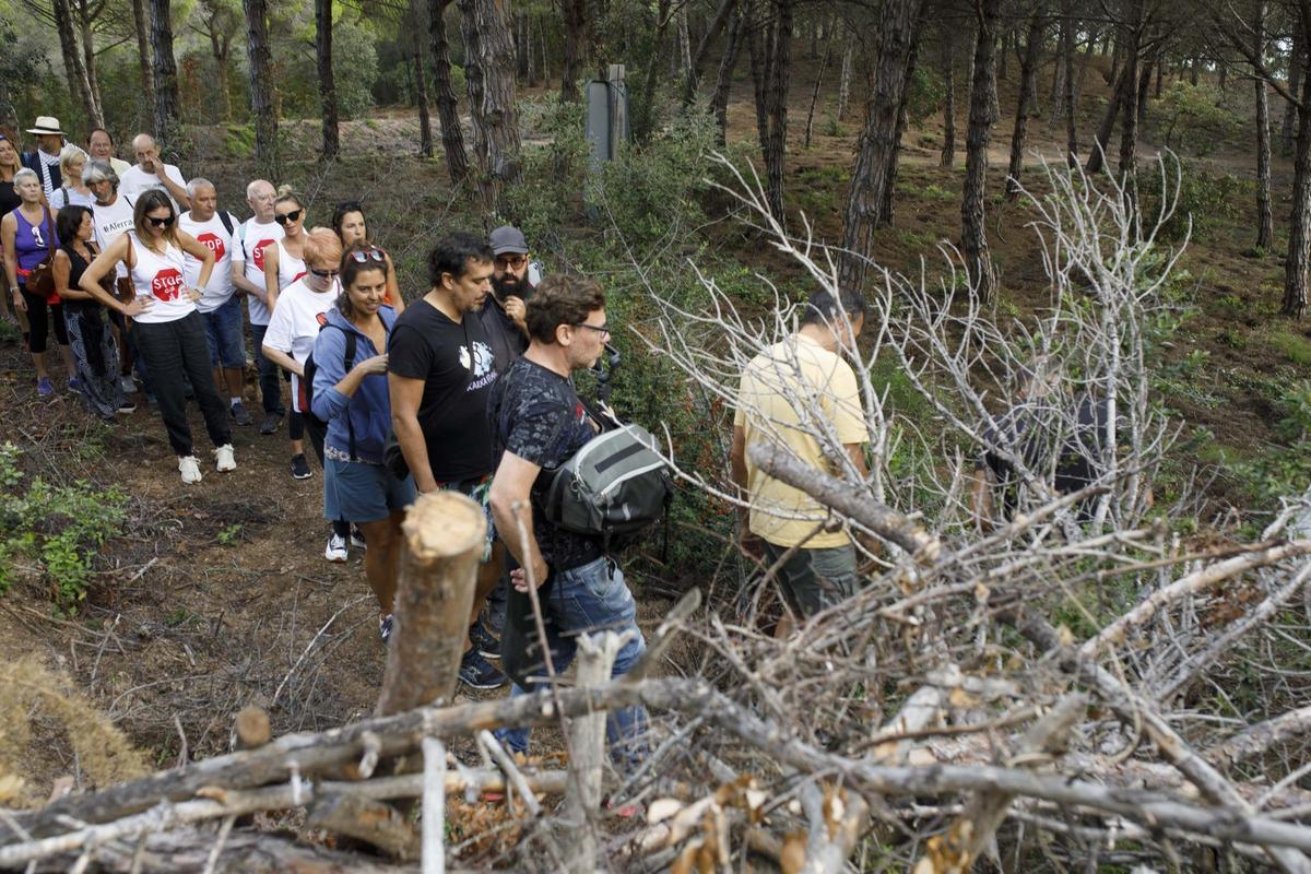 Els activistes han demanat la reobertura del camí de ronda al seu pas per Can Juncadella
