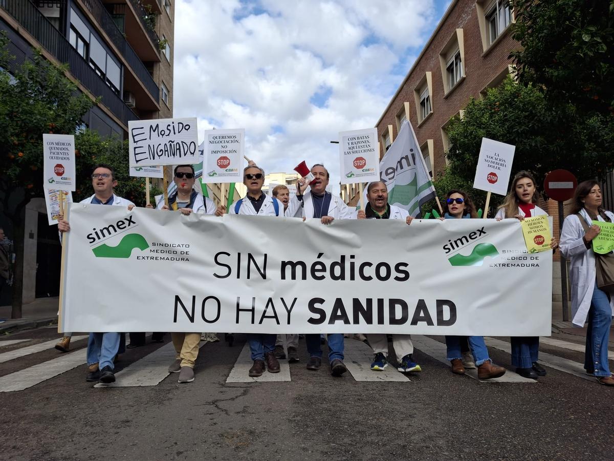 Los manifestantes avanzan con la pancarta durante la protesta por las calles de Badajoz.