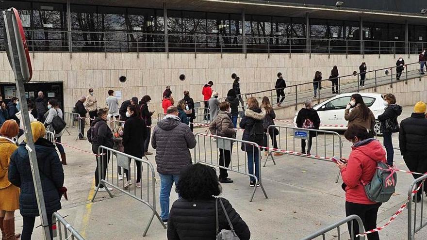 Cues a l&#039;entrada del pavelló de la Draga de Banyoles, ahir durant el cribratge massiu