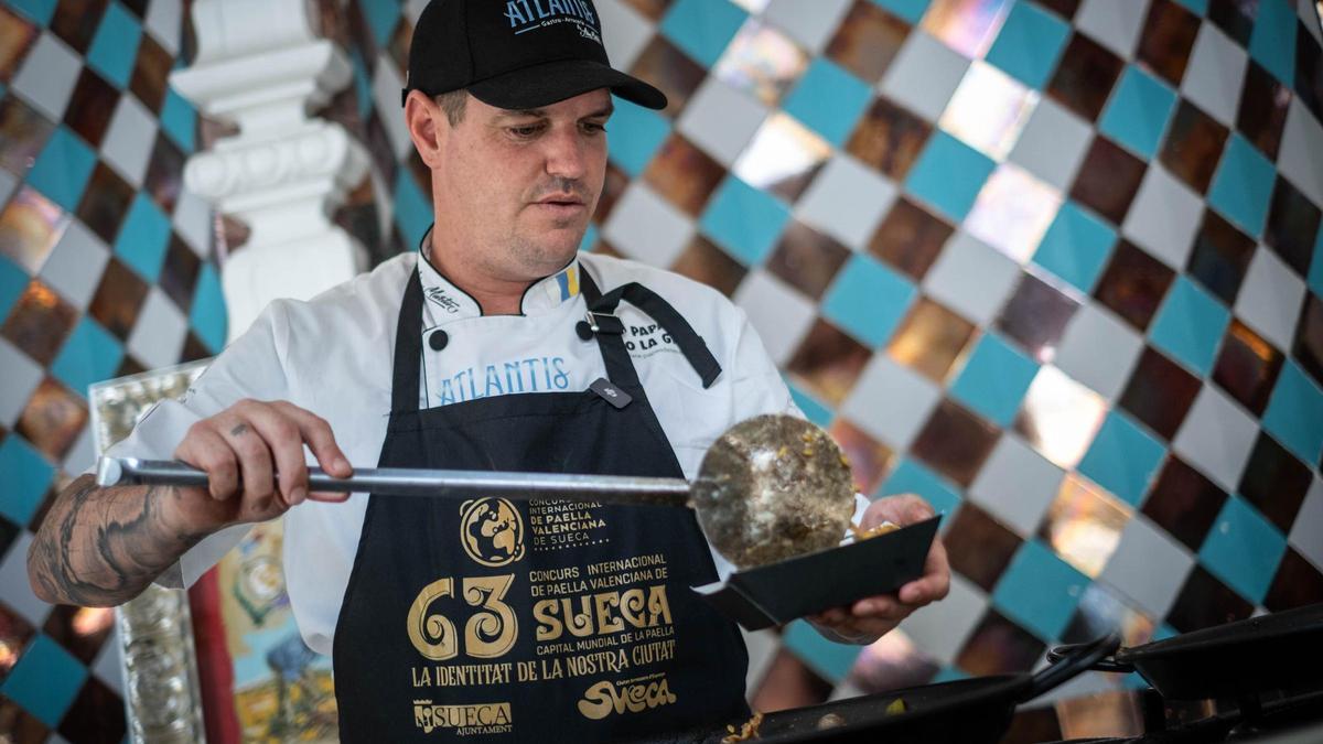 Así se prepara una paella de competición con Aday Martín, el segundo mejor arrocero del mundo
