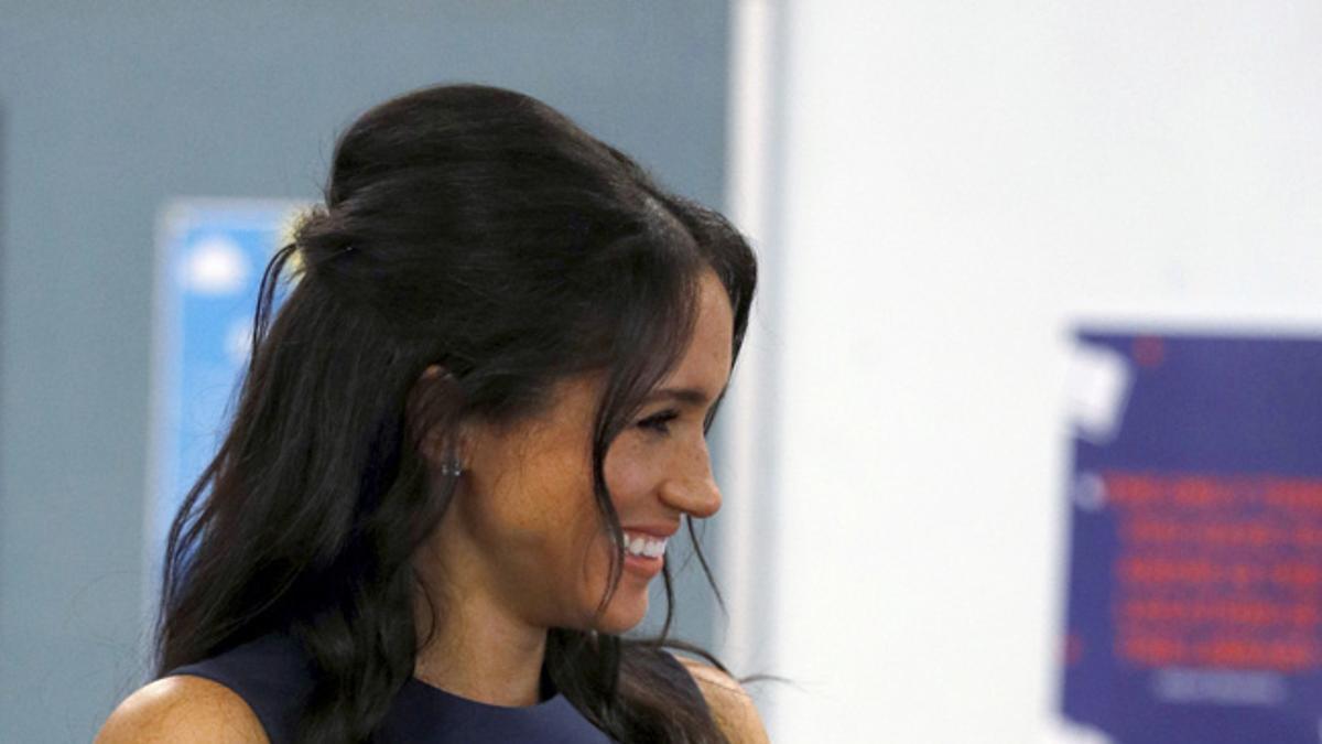 Meghan Markle sonriente en su visita al 'Macarthur Girls High School'