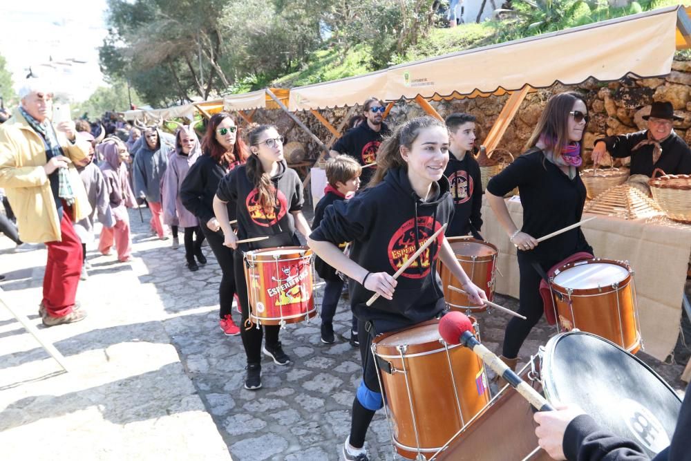 El sol que lució ayer en Santa Eulària permitió celebrar la feria de artesanía que había sido suspendida la semana pasada