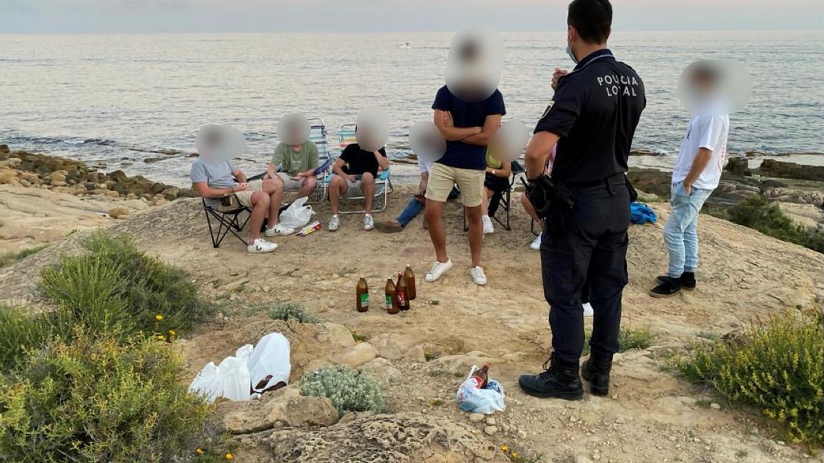 Uno de los botellones disueltos en Alicante por la Policía Local.