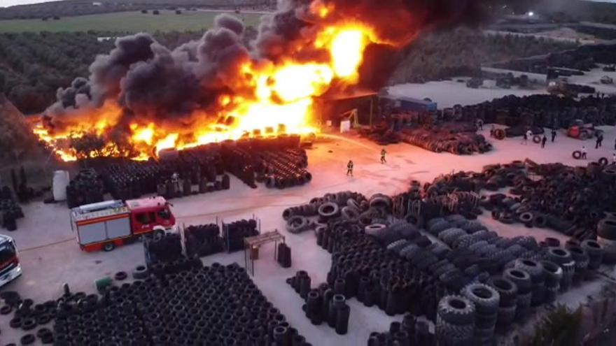 Incendio en dos fábricas de neumáticos de Puente Genil