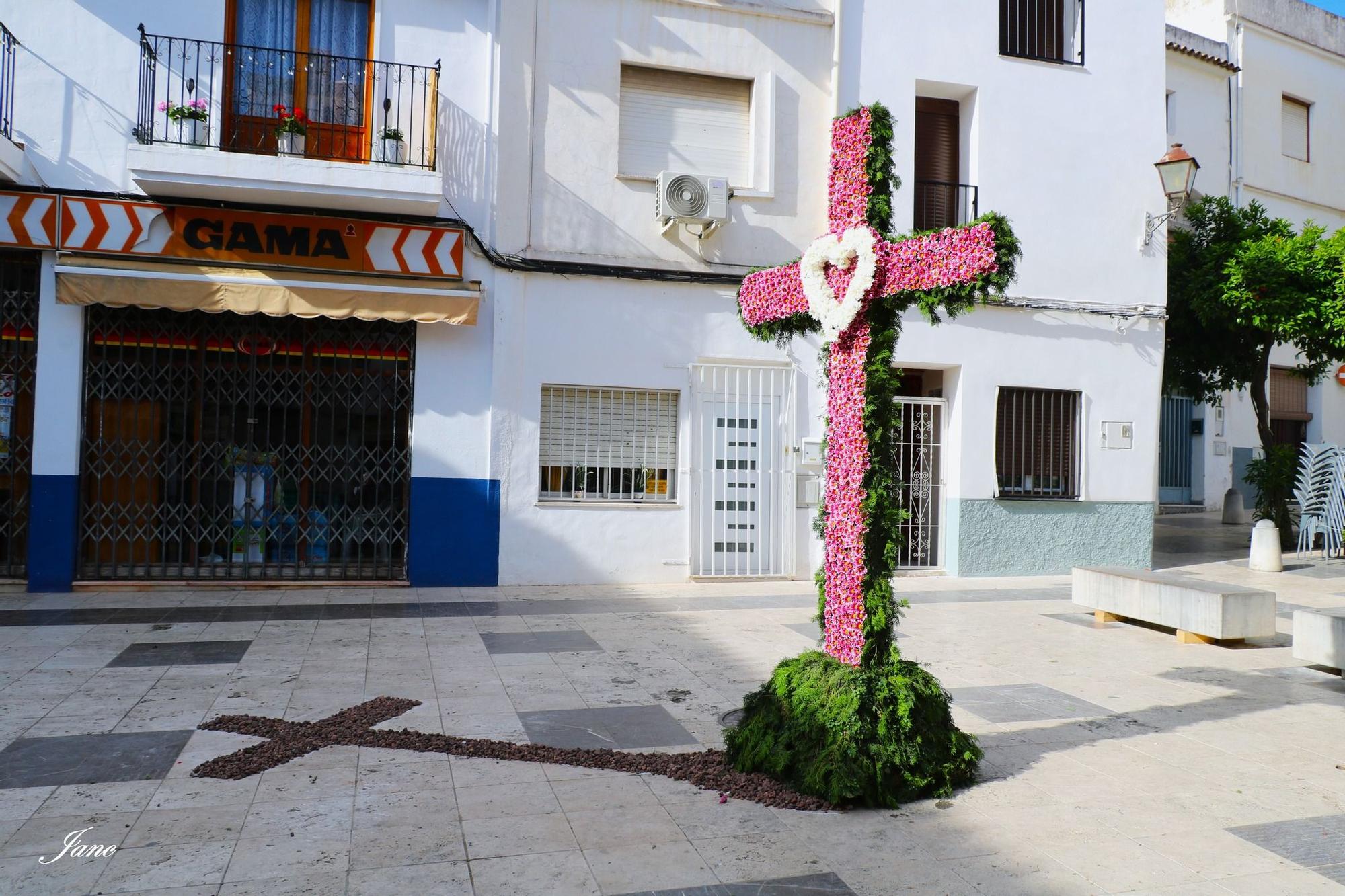 Las bellíssimas 'Creus de Maig' que Oliva ha puesto en sus calles