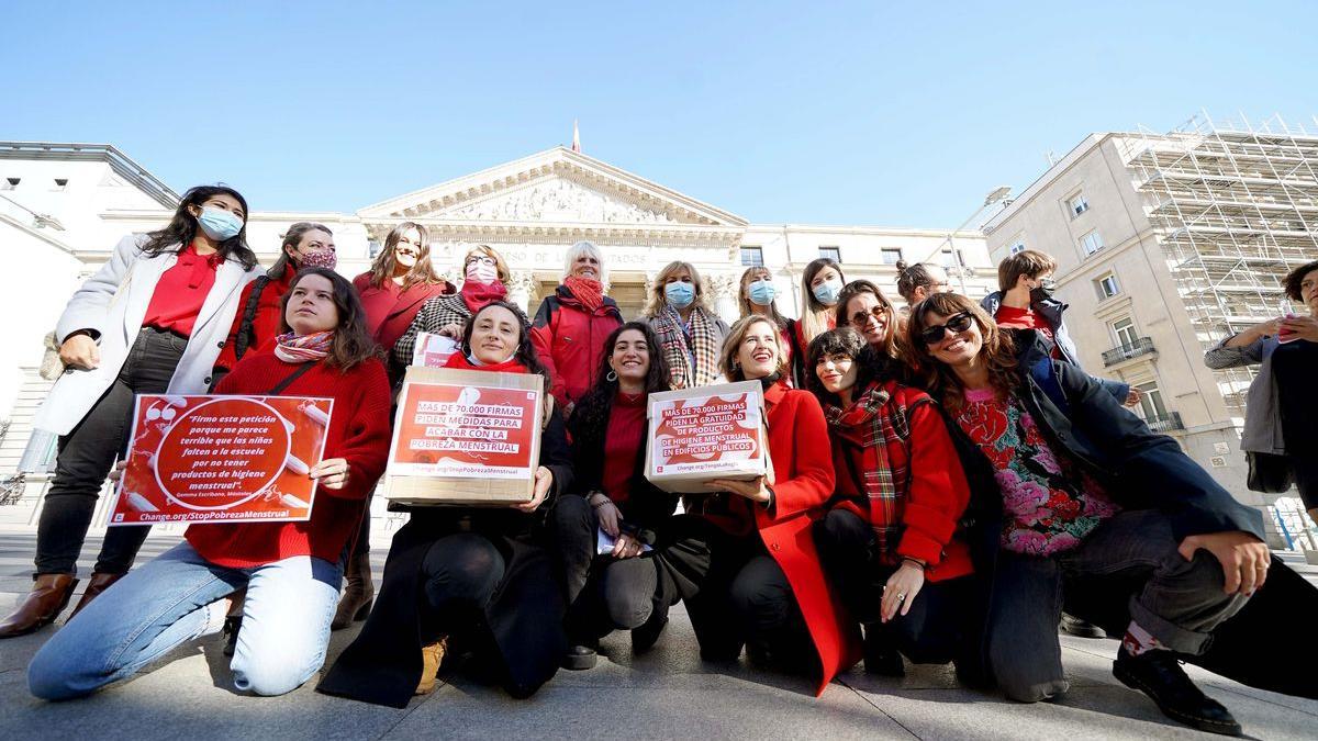 El colectivo Period Spain, durante una concentración frente al Congreso donde ha entregado miles firmas pidiendo medidas contra la pobreza menstrual.