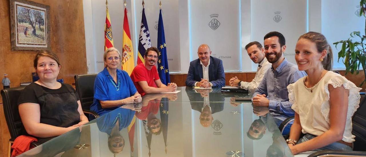 Un momento de la reunión entre los afectados, la Cámara de Comercio y el Consell. | C.N.