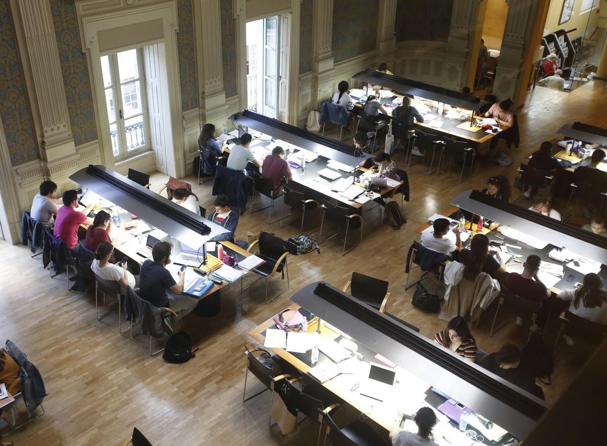 Un grupo de alumnos estudiando en la Biblioteca Pública de Vigo Juan Compañel para preparar los exámenes de Selectividad.