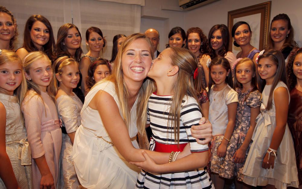 Este año empieza a producirse una imagen inédita hasta entonces: las dos falleras mayores se reúnen en casa de la mayor para hacer una foto conjunta, la primera de reinado.