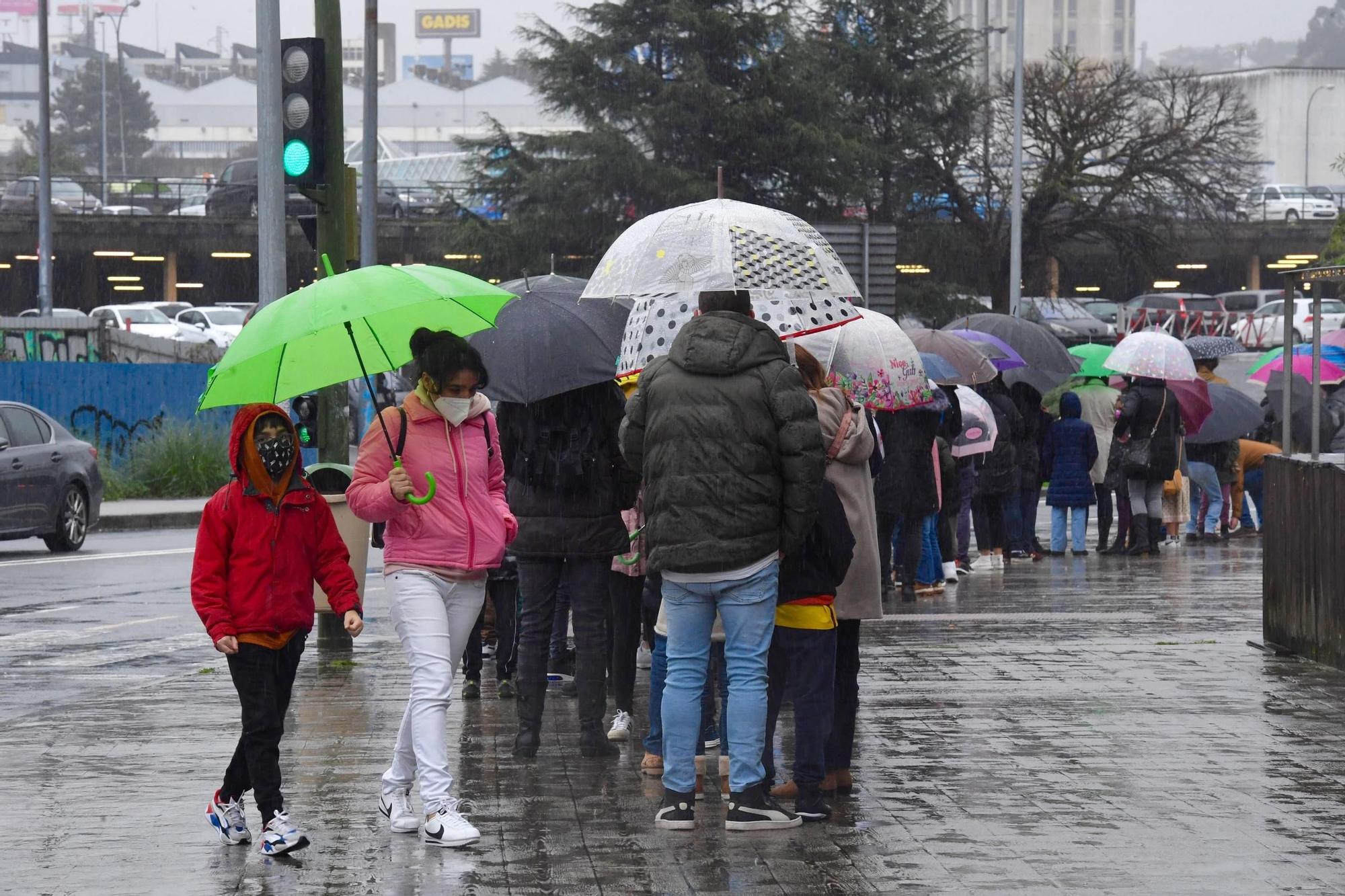 Colas para la vacunación contra el COVID en Expocoruña