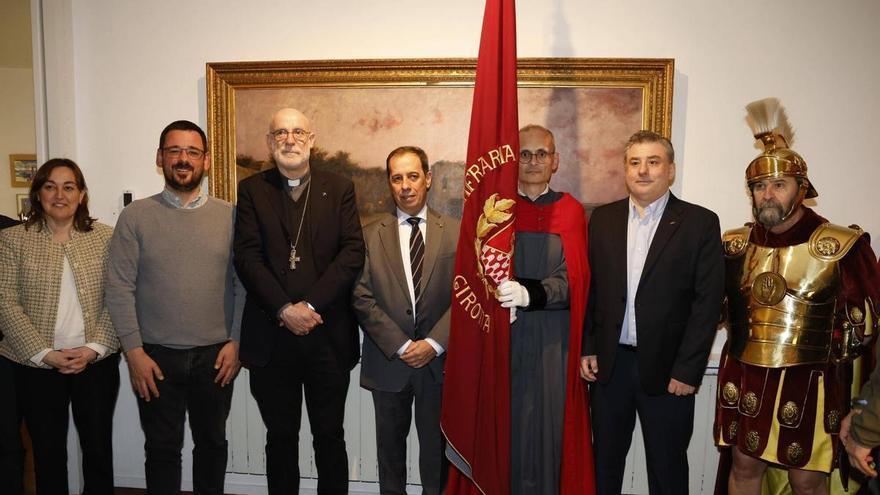 Els Manaies de Girona omplen el Barri Vell per entregar el penó a Carles Mascort, el pendonista d'enguany