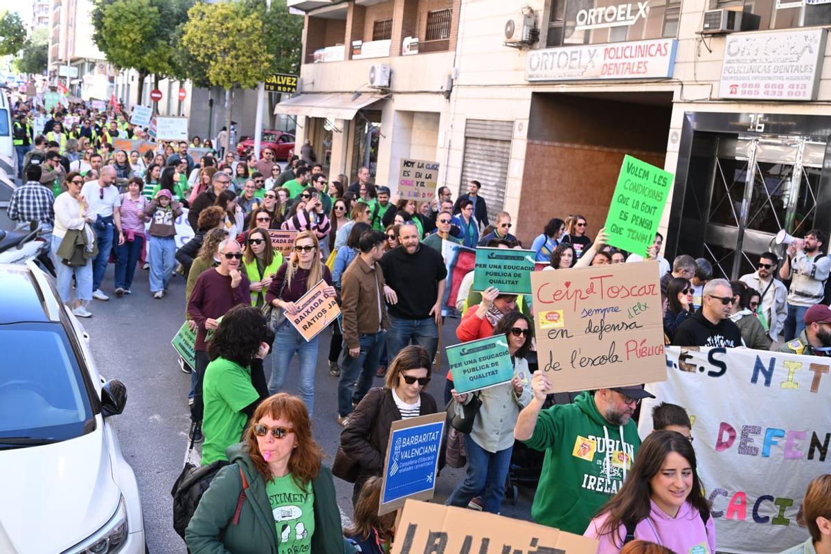 "Las maestras luchando también estamos enseñando", la educación pública se manifiesta en Elche
