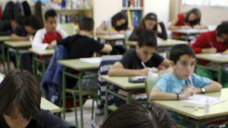 Alumnos de Primaria haciendo la reválida el año pasado. // G.B.