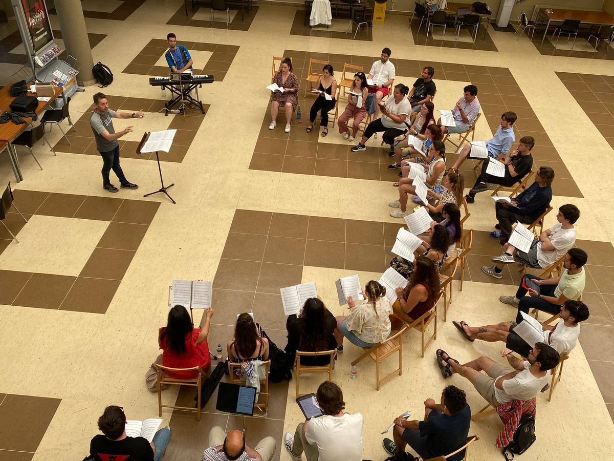 El coro de la Universidad de León, en uno de los ensayos.