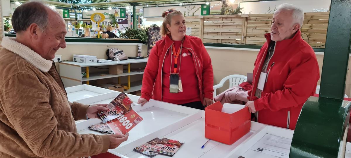 El stand de los dorsales en el Mercado Central de Elda.