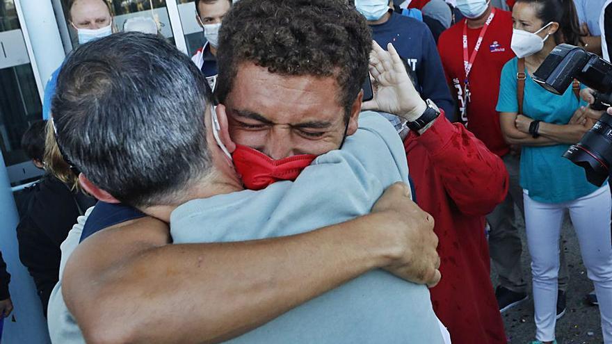 Nico se abraza emocionado a un familiar. 